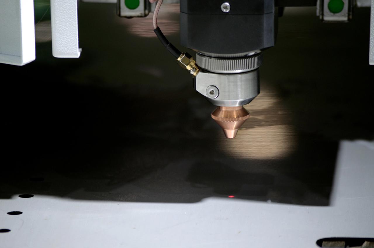 1500*3000mm 500w Racuys Or Ipg Fiber Laser Cutting Machine 1500*3000мм 500в Ракуйс или автомат для резки лазера волокна Ипг