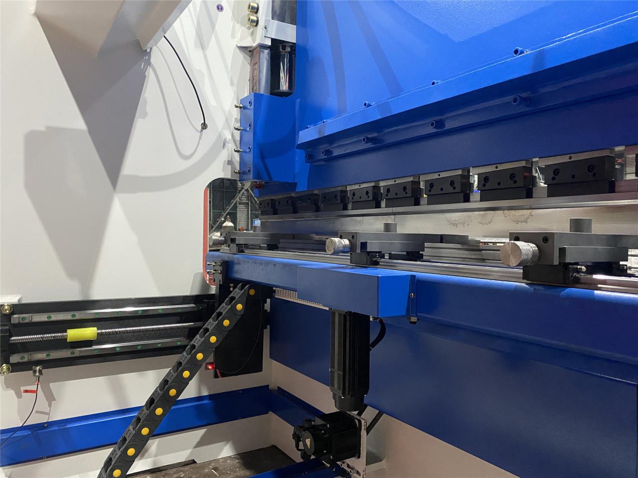 160t-4000 4-axis Cnc Hydraulic Bending Machine Press Brake 160t-4000 4-осевой гидравлический листогибочный пресс с ЧПУ