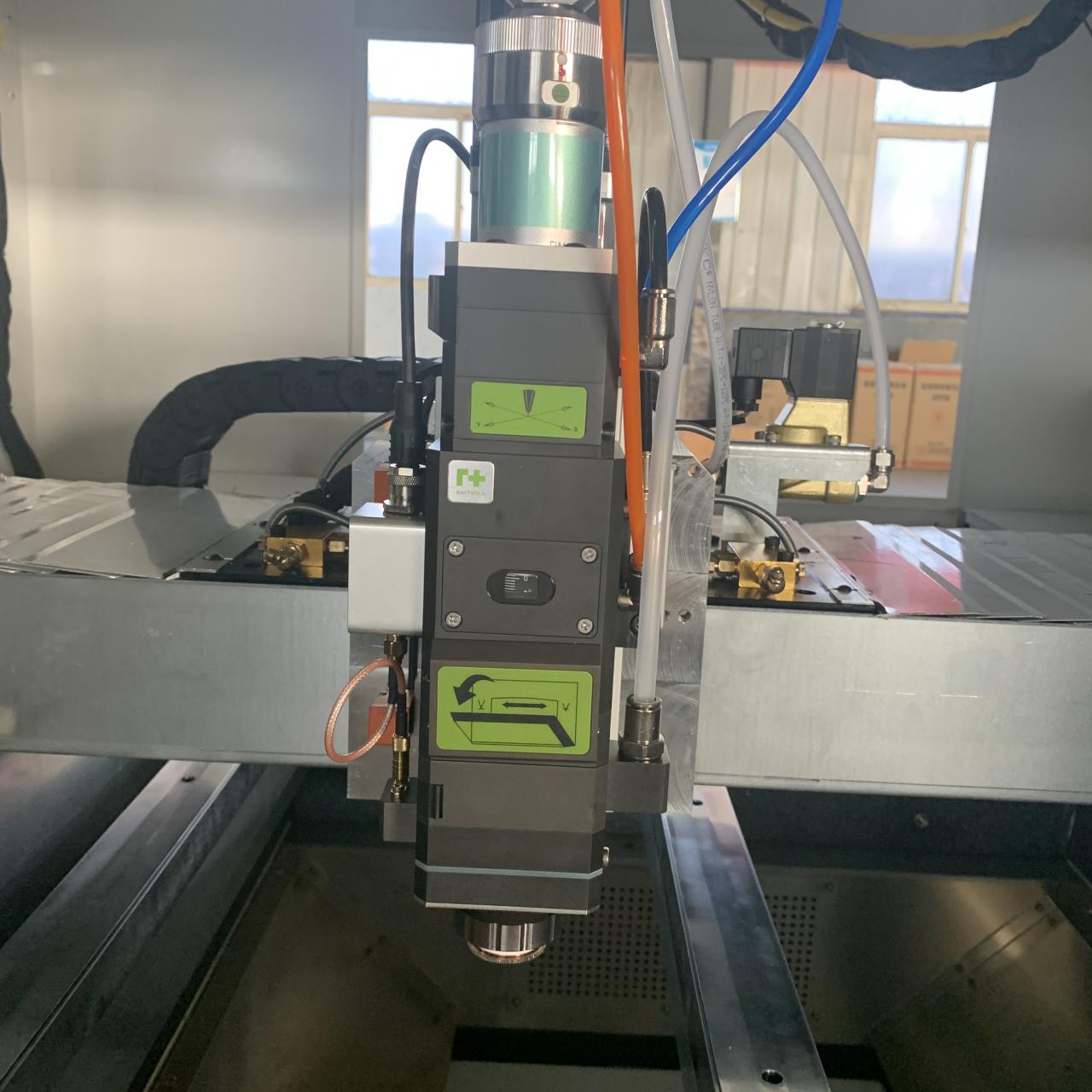 1kw 2kw Good Price Fiber Laser Cutting Machine For Sheet Metal 1kw 2kw Хорошая цена Волоконно-лазерная резка для листового металла