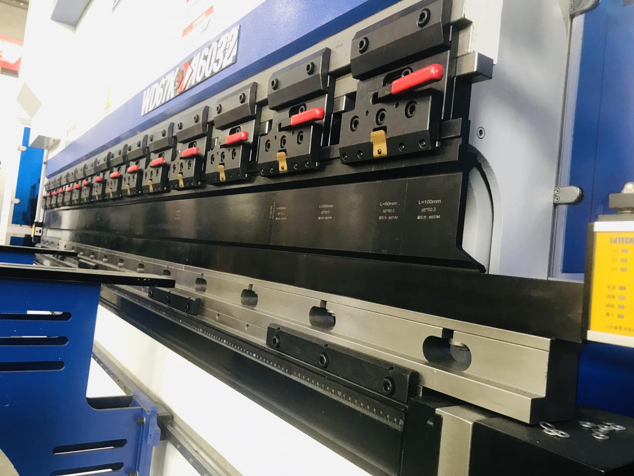 200t 300t Стандартный промышленный листогибочный пресс с ЧПУ Гидравлический листогибочный пресс