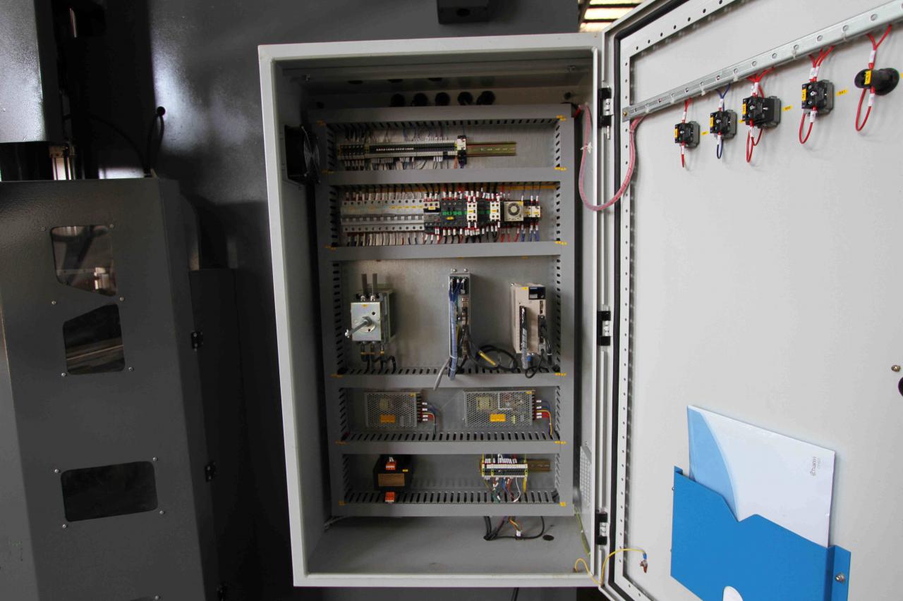 200t 300t Стандартный промышленный листогибочный пресс с ЧПУ Гидравлический листогибочный пресс