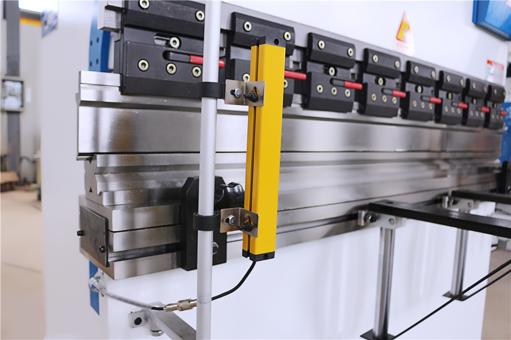 3+1 Axis Cnc Hydraulic Press Brake With Esa System 3+1-осевой гидравлический листогибочный пресс с ЧПУ с системой Esa