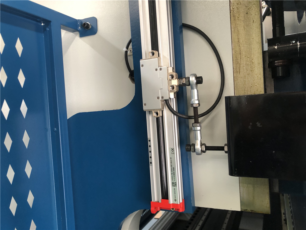 3+1 Axis Cnc Hydraulic Press Brake With Esa System 3+1-осевой гидравлический листогибочный пресс с ЧПУ с системой Esa