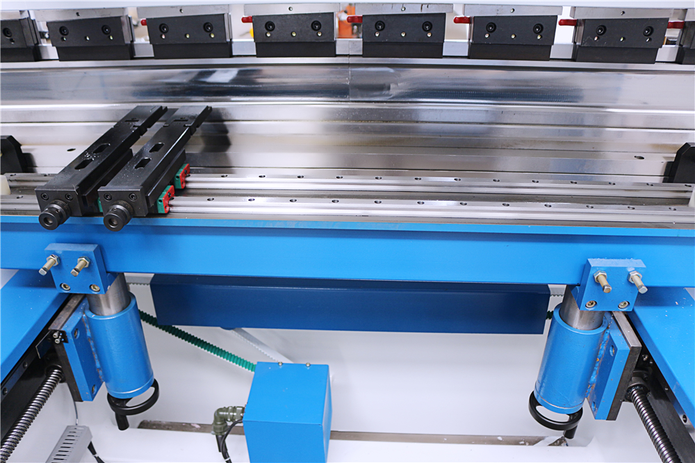 3+1 Axis Cnc Hydraulic Press Brake With Esa System 3+1-осевой гидравлический листогибочный пресс с ЧПУ с системой Esa