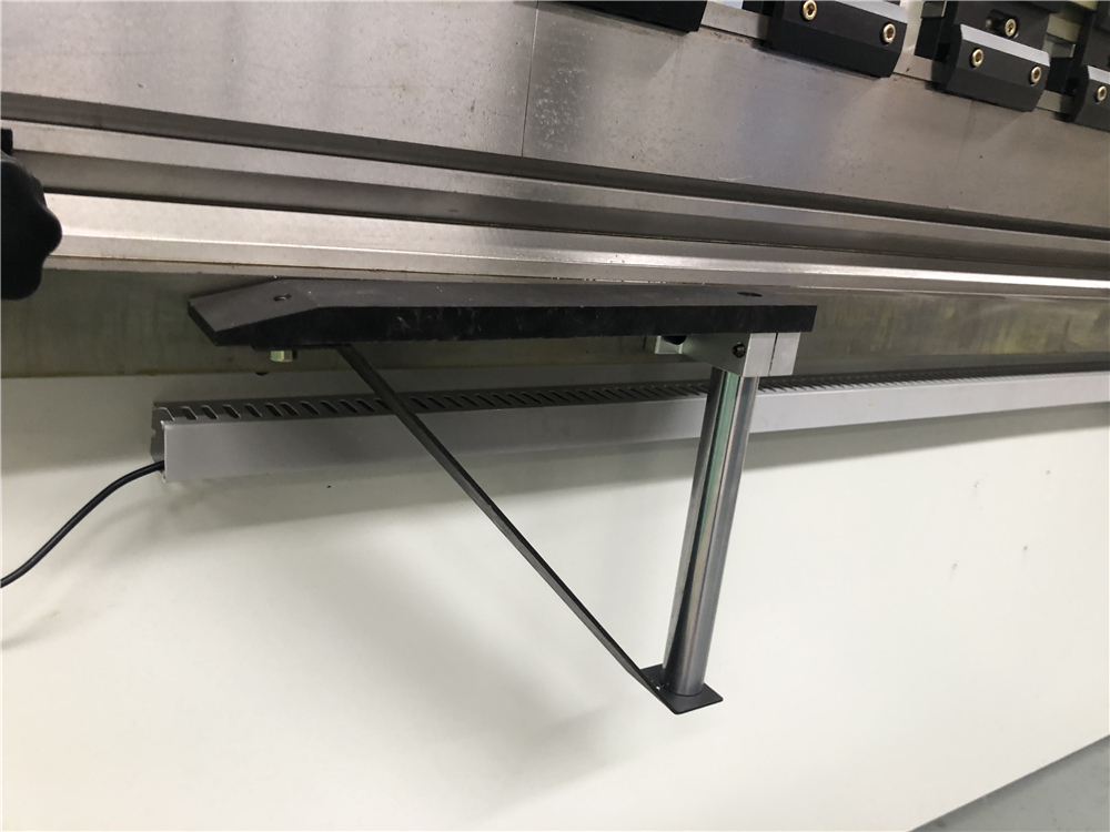 3+1 Axis Cnc Hydraulic Press Brake With Esa System 3+1-осевой гидравлический листогибочный пресс с ЧПУ с системой Esa