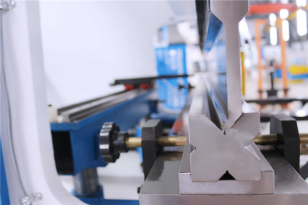 3+1 Axis Cnc Hydraulic Press Brake With Esa System 3+1-осевой гидравлический листогибочный пресс с ЧПУ с системой Esa