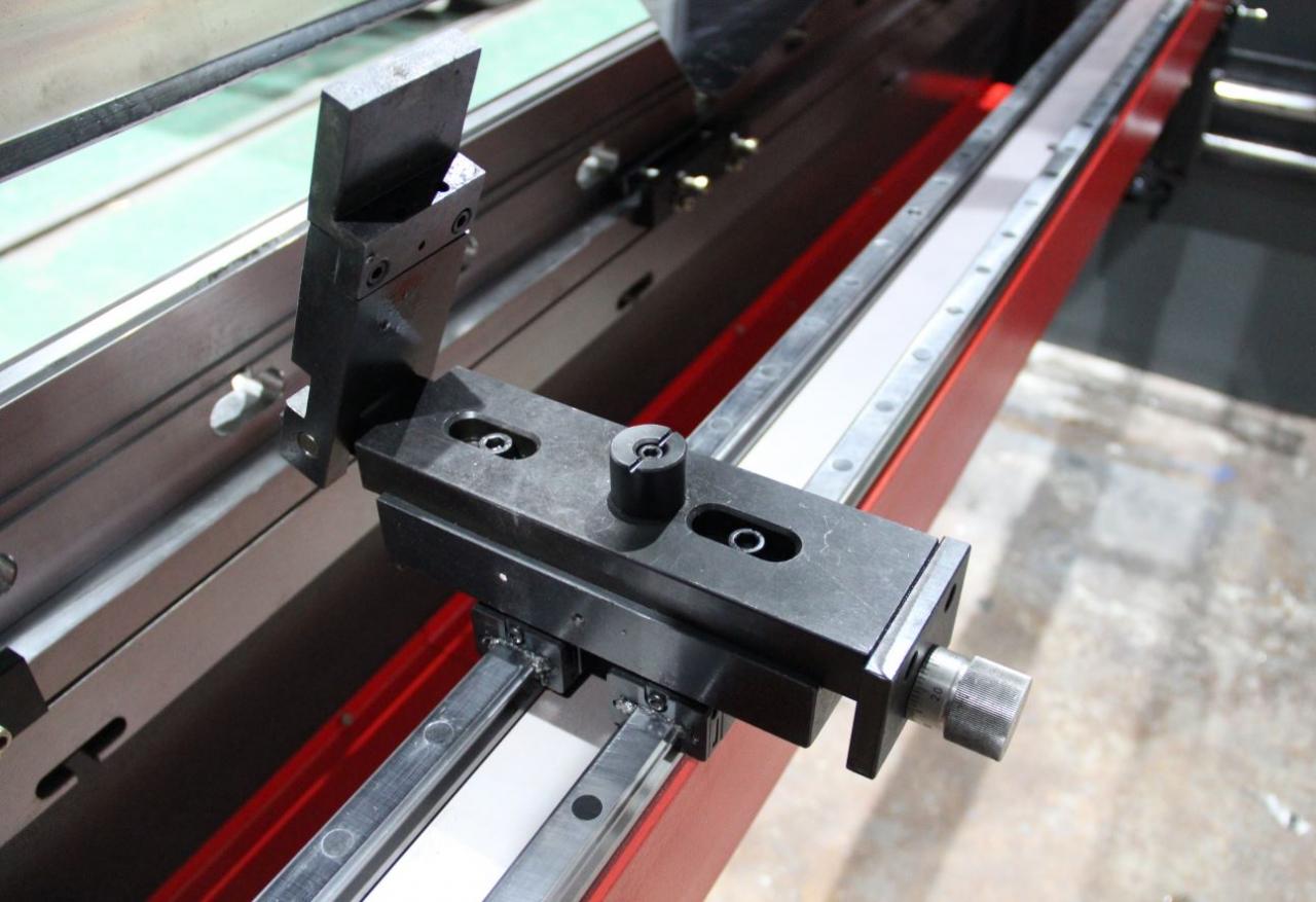 Delem Da66t 125 3+1 4+1 6+1 8+1 Cnc Hydraulic Press Brake For Metal Plate Bending Delem Da66t 125 3+1 4+1 6+1 8+1 Cnc гидравлический листогибочный пресс для гибки металлической пластины