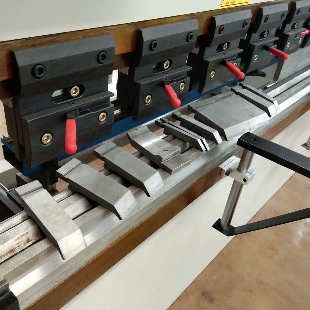 Гидравлический листогибочный пресс 130 т / 3200 мм 4 + 1 оси Delem Da53t Cnc Листогибочный пресс