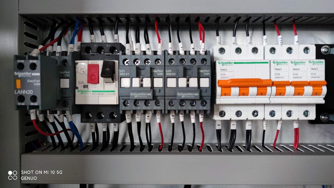 Qc11k Hydraulic Shear Machine And Guillotine Shearing Machine For Sheet Metal Cutting Машина гидравлических ножниц Кк11к и машина гильотины режа для вырезывания металлического листа